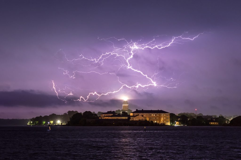 Helsinki by Night © Mikael Rantalainen